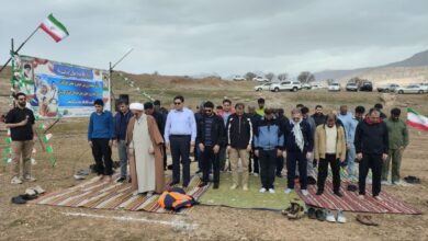 تصویری از اقامه نماز جماعت کارکنان اداره کل راهداری لرستان در یک فضای باز؛ در تصویر بالا در حال قیام و در تصویر پایین در حال سجده هستند.