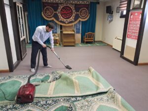 آیین غبارروبی نمازخانه ادارات و دانشگاه های قم برگزار شد