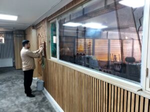 آیین غبارروبی نمازخانه ادارات و دانشگاه های قم برگزار شد