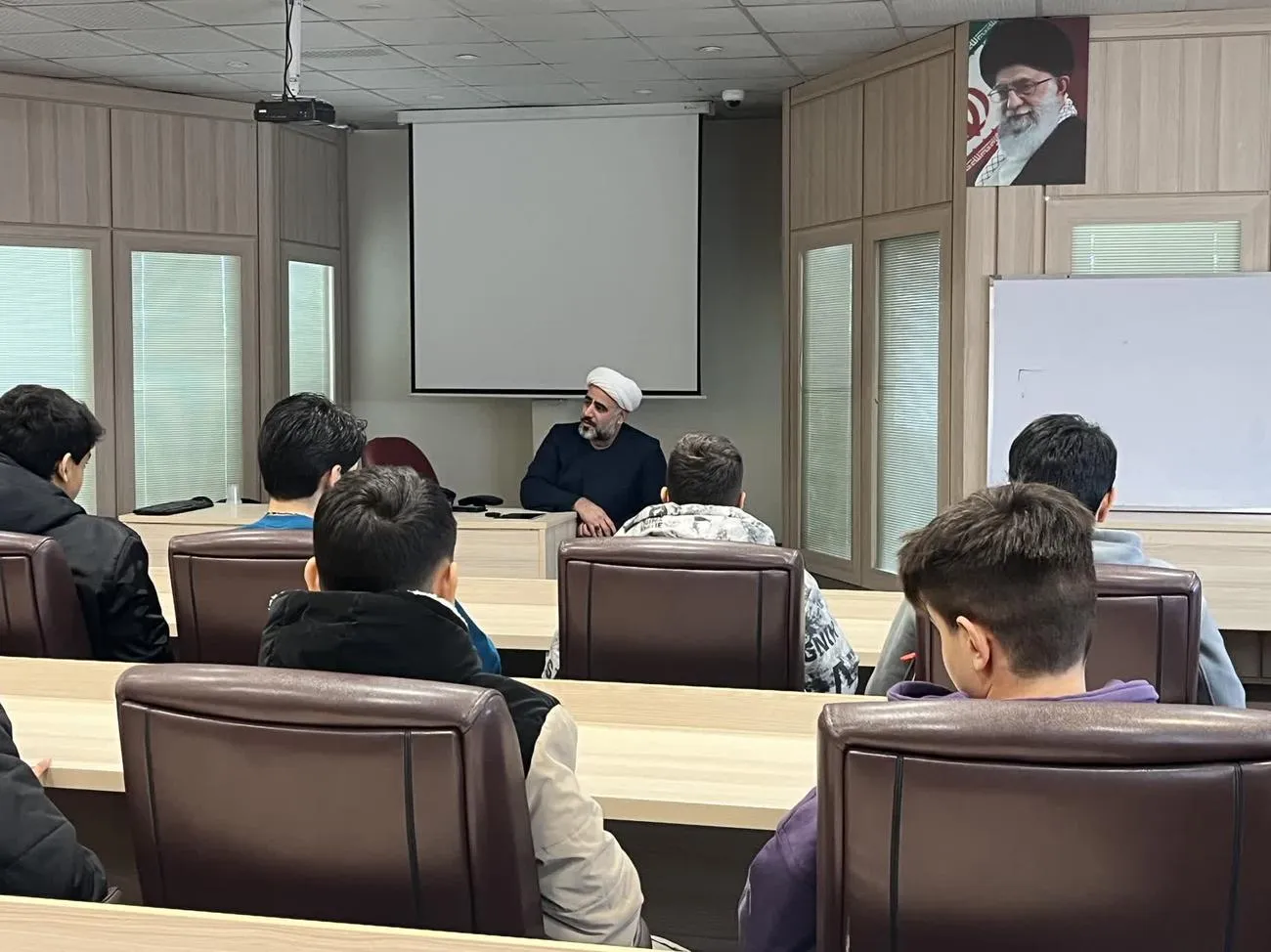 نشست آموزشی گفتمان نمازی پیش از اجلاس استانی نماز در اداره کل ورزش و جوانان برگزار شد