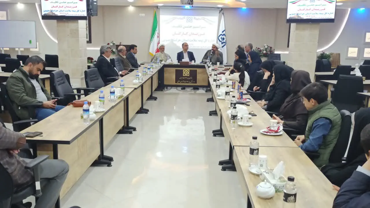 بازدید مدیر ستاد اقامه نماز استان از نمایشگاه عکس و کتاب نماز در اداره کل بیمه سلامت خراسان جنوبی