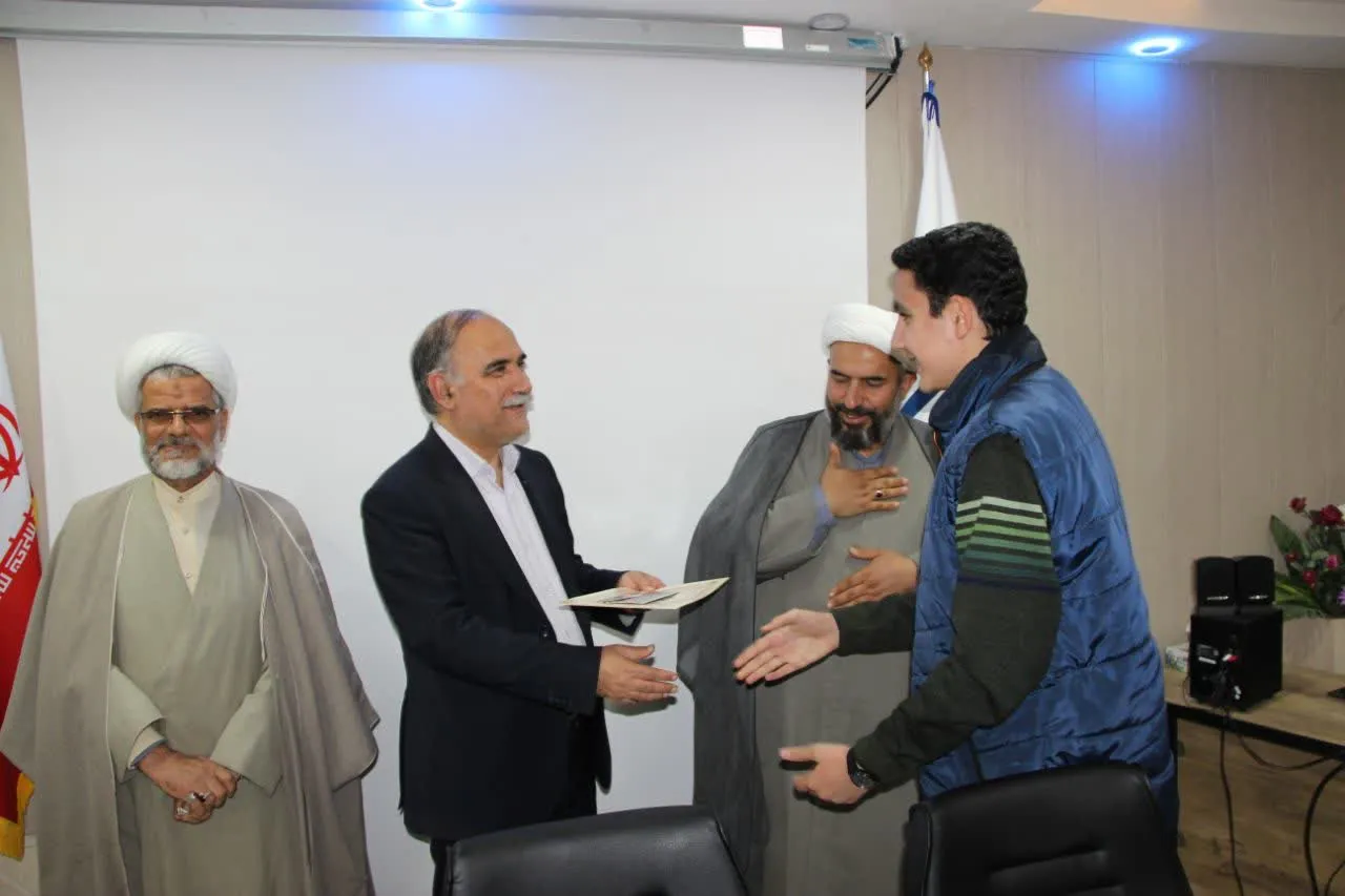بازدید مدیر ستاد اقامه نماز استان از نمایشگاه عکس و کتاب نماز در اداره کل بیمه سلامت خراسان جنوبی