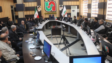 به گزارش روایط عمومی ستاد اقامه نماز استان، روز یک شنبه مورخه بیست ششم بهمن ماه دوره آموزشی آشنایی با معارف و شیوه های فرهنگ نماز در سفر با هدف ترویج فرهنگ اقامه نماز و ارتقای آگاهی دینی، ویژه رانندگان ناوگان حمل‌ و نقل عمومی مسافر، متصدیان مجتمع‌های خدمات رفاهی بین‌راهی و کارکنان اداره‌ کل راهداری و حمل و نقل جاده ای استان کرمانشاه با حضور حجت الاسلام علی مولوی ،مدیر و کارشناسان ستاد اقامه نماز و مسئولین راهداری و مدرس مربوطه برگزار شد. مسعود خزایی کارشناس ستاد اقامه نماز استان گفت:از جمله اقشاری که نیازمند توجه جدی در حوزه فرهنگ و آموزش می باشند، رانندگان ناوگان مسافر بری بین شهری میباشند که با توجه به ارتباط مستقیم با مخاطب و مسافر، خود نیازمند آموزش دوره های تخصی نماز می باشد. خزایی اظهار داشت: ابتدا به جهت توجه به اهمیت و ارج نهادن به نیازهای عموم مردم و مخاطب و ایجاد بستری مناسب جهت رعایت الزامات اقامه نماز در مسافرت های بین شهری و با هدف ایجاد زمینه مناسب برای توسعه و ترویج فرهنگ نماز در سفر ها، ارتقاء سطح دانش و بینش رانندگان و مسئولین پایانه ها به ویژه احکام نماز سفر و ایجاد حساسیت این دوره برگزار شده است. وی مخاطبان دوره را کلیه رانندگان شرکت های مسافر بری و بین شهری و رانندگان اتوبوس استان و مدت زمان آموزش را بمدت 4 ساعت حضوری بیان نمود. -1