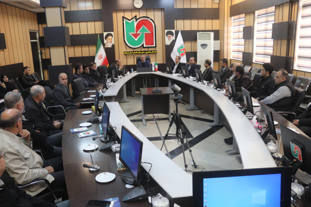 به گزارش روایط عمومی ستاد اقامه نماز استان، روز یک شنبه مورخه بیست ششم بهمن ماه دوره آموزشی آشنایی با معارف و شیوه های فرهنگ نماز در سفر با هدف ترویج فرهنگ اقامه نماز و ارتقای آگاهی دینی، ویژه رانندگان ناوگان حمل‌ و نقل عمومی مسافر، متصدیان مجتمع‌های خدمات رفاهی بین‌راهی و کارکنان اداره‌ کل راهداری و حمل و نقل جاده ای استان کرمانشاه با حضور حجت الاسلام علی مولوی ،مدیر و کارشناسان ستاد اقامه نماز و مسئولین راهداری و مدرس مربوطه برگزار شد. مسعود خزایی کارشناس ستاد اقامه نماز استان گفت:از جمله اقشاری که نیازمند توجه جدی در حوزه فرهنگ و آموزش می باشند، رانندگان ناوگان مسافر بری بین شهری میباشند که با توجه به ارتباط مستقیم با مخاطب و مسافر، خود نیازمند آموزش دوره های تخصی نماز می باشد. خزایی اظهار داشت: ابتدا به جهت توجه به اهمیت و ارج نهادن به نیازهای عموم مردم و مخاطب و ایجاد بستری مناسب جهت رعایت الزامات اقامه نماز در مسافرت های بین شهری و با هدف ایجاد زمینه مناسب برای توسعه و ترویج فرهنگ نماز در سفر ها، ارتقاء سطح دانش و بینش رانندگان و مسئولین پایانه ها به ویژه احکام نماز سفر و ایجاد حساسیت این دوره برگزار شده است. وی مخاطبان دوره را کلیه رانندگان شرکت های مسافر بری و بین شهری و رانندگان اتوبوس استان و مدت زمان آموزش را بمدت 4 ساعت حضوری بیان نمود. -1