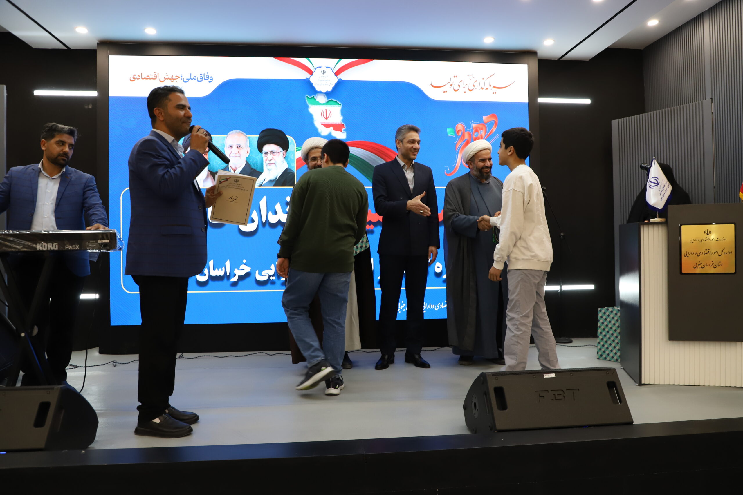 به گزارش روابط عمومی ستاد اقامه نماز استان خراسان جنوبی، دوازدهم بهمن ماه همزمان با آغاز ایام الله دهه مبارک فجر با حضور حجت الاسلام و المسلمین کمیلی مدیر ستاد اقامه نماز استان ،ذاکریان مدیرکل و معاونین اداره کل اقتصاد و داریی استان از فعالین نماز و فرزندان کارکنان اداره کل که به سن تکلیف رسیده بودند در سالن جلسات اداره تجلیل بعمل آمد. در این جلسه حجت الاسلام کمیلی ضمن تبریک ایام الله دهه مبارک فجر و اعیاد شعبانیه و تقدیر از برنامه های اجراشده در اداره کل اقتصاد و داریی استان با محوریت نماز ویژه کارکنان و خانواده ها به اهمیت نماز اول وقت و آثار و برکات این فریضه الهی در زندگی پرداخت. مدیر ستاد اقامه نمازاستان گفت: نمـاز در زنـدگی و جـامعه این اثر ماندگار را دارد که معنا و هویت را به انسان می بخشد، چرا که در زندگی انسان، خالق یکتایی است که به او حیات بخشیده، نعمت های بی شماری و نا محدودی را در اختیار او قرار داده است و نماز می تواند راهی برای عبادت و شکرگزاری از نعمت ها های خداوند باشد. وی افزود: قرآن کریم یکی از نشانه های خوب بندگان خداوند را این می داند که به جامعه حرکت بدهند، یعنی او مسئله نماز را طرح کند و خود به نماز بایستد تا دیگران از او الگو بگیرند. کمیلی در باب دعوت فرزندان به نماز اظهار کرد: یکی از ویژگی های دعوت فرزندان به نماز این است که این کار باید در اوج محبت انجام بگیرد و اگر می خواهیم فرزندانمان را به نماز دعوت کنیم باید در نهایت عشق و علاقه و محبت به فرزند باشد. در پایان ا فعالین نماز تجلیل شدند .