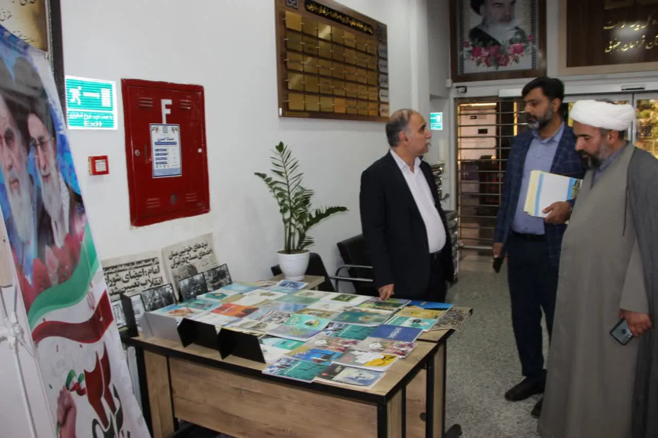 بازدید مدیر ستاد اقامه نماز استان از نمایشگاه عکس و کتاب نماز در اداره کل بیمه سلامت خراسان جنوبی
