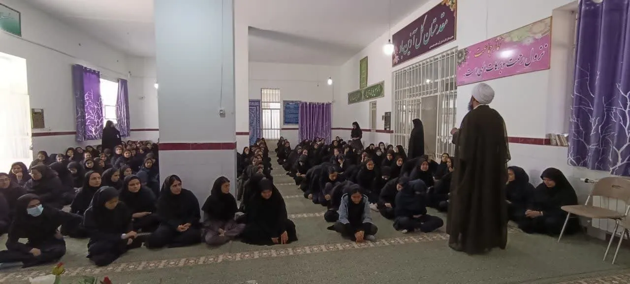 گفتمان نماز شناسی در دبیرستان دخترانه آیت الله خامنه ای شهرستان طبس برگزار شد