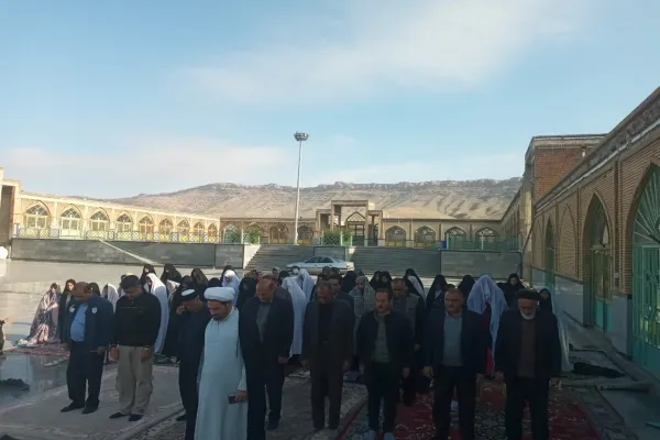حجتالاسلام والمسلمین شاهرخی در حال ایراد خطبههای عید فطر در مصلی الغدیر خرمآباد
