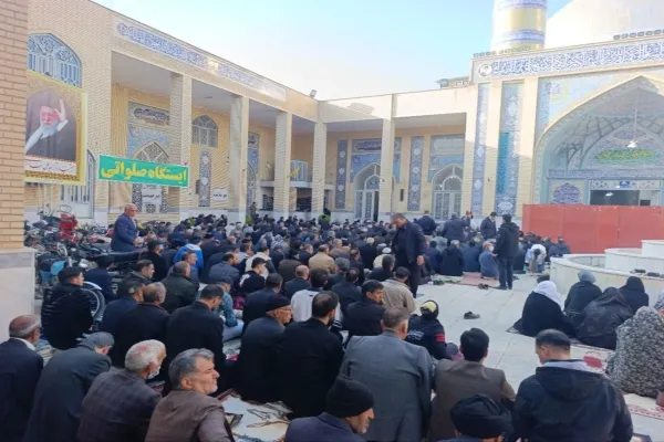 حجتالاسلام والمسلمین شاهرخی در حال ایراد خطبههای عید فطر در مصلی الغدیر خرمآباد