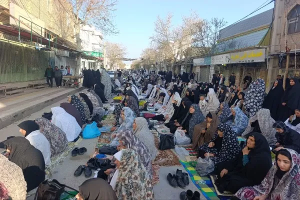 حجتالاسلام والمسلمین شاهرخی در حال ایراد خطبههای عید فطر در مصلی الغدیر خرمآباد