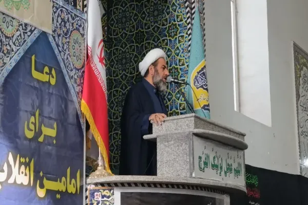 حجتالاسلام والمسلمین شاهرخی در حال ایراد خطبههای عید فطر در مصلی الغدیر خرمآباد