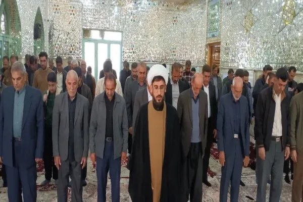 حجتالاسلام والمسلمین شاهرخی در حال ایراد خطبههای عید فطر در مصلی الغدیر خرمآباد