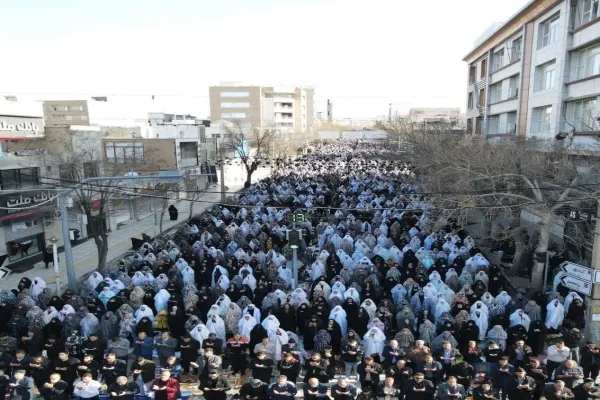 حجتالاسلام والمسلمین شاهرخی در حال ایراد خطبههای عید فطر در مصلی الغدیر خرمآباد