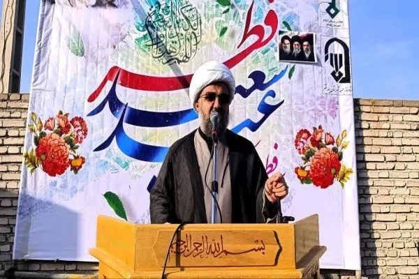 حجتالاسلام والمسلمین شاهرخی در حال ایراد خطبههای عید فطر در مصلی الغدیر خرمآباد