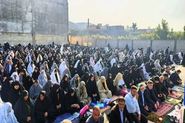 حجتالاسلام والمسلمین شاهرخی در حال ایراد خطبههای عید فطر در مصلی الغدیر خرمآباد
