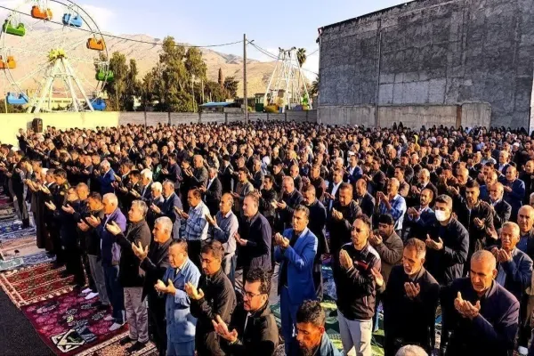 حجتالاسلام والمسلمین شاهرخی در حال ایراد خطبههای عید فطر در مصلی الغدیر خرمآباد