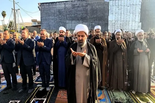 حجتالاسلام والمسلمین شاهرخی در حال ایراد خطبههای عید فطر در مصلی الغدیر خرمآباد