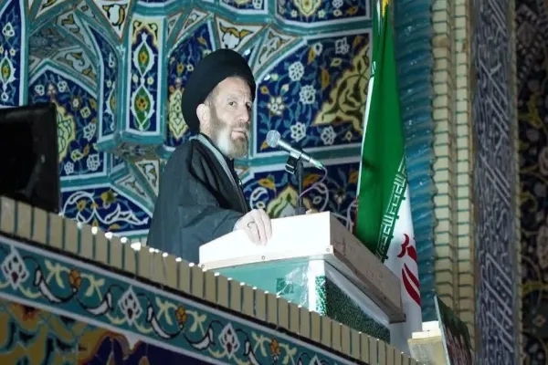 حجتالاسلام والمسلمین شاهرخی در حال ایراد خطبههای عید فطر در مصلی الغدیر خرمآباد