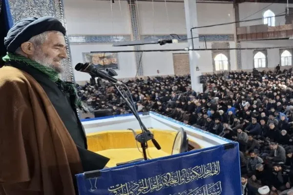 حجتالاسلام والمسلمین شاهرخی در حال ایراد خطبههای عید فطر در مصلی الغدیر خرمآباد
