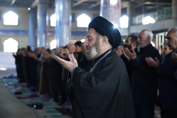 حجتالاسلام والمسلمین شاهرخی در حال ایراد خطبههای عید فطر در مصلی الغدیر خرمآباد