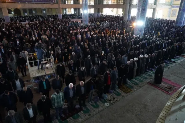 حجتالاسلام والمسلمین شاهرخی در حال ایراد خطبههای عید فطر در مصلی الغدیر خرمآباد