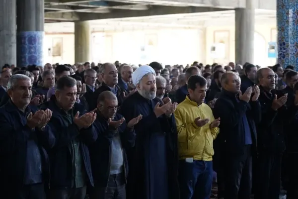 حجتالاسلام والمسلمین شاهرخی در حال ایراد خطبههای عید فطر در مصلی الغدیر خرمآباد