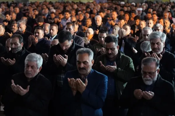 حجتالاسلام والمسلمین شاهرخی در حال ایراد خطبههای عید فطر در مصلی الغدیر خرمآباد