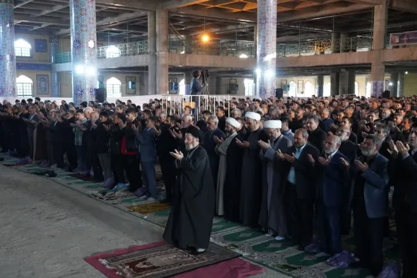 حجتالاسلام والمسلمین شاهرخی در حال ایراد خطبههای عید فطر در مصلی الغدیر خرمآباد
