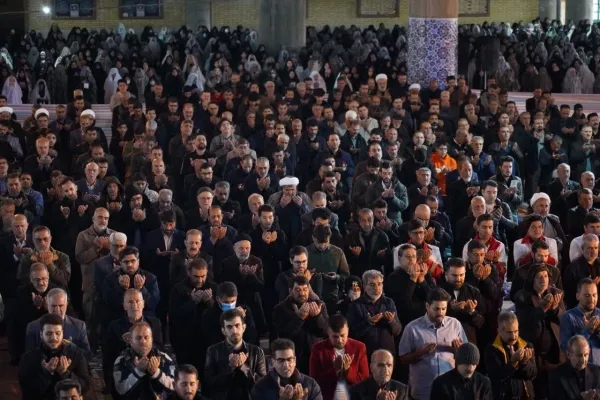 حجتالاسلام والمسلمین شاهرخی در حال ایراد خطبههای عید فطر در مصلی الغدیر خرمآباد