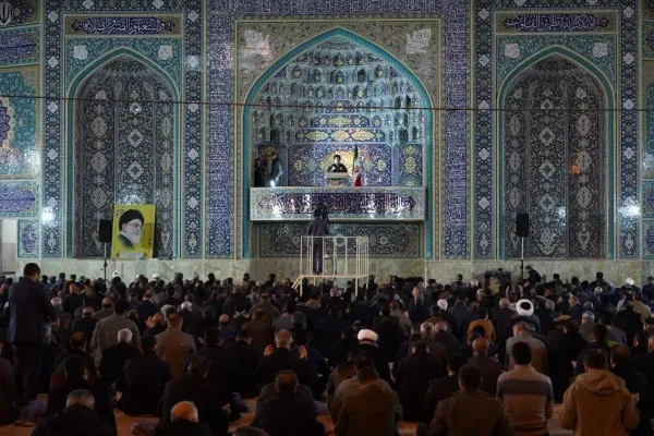 حجتالاسلام والمسلمین شاهرخی در حال ایراد خطبههای عید فطر در مصلی الغدیر خرمآباد