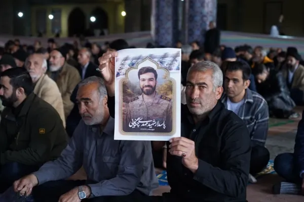 حجتالاسلام والمسلمین شاهرخی در حال ایراد خطبههای عید فطر در مصلی الغدیر خرمآباد