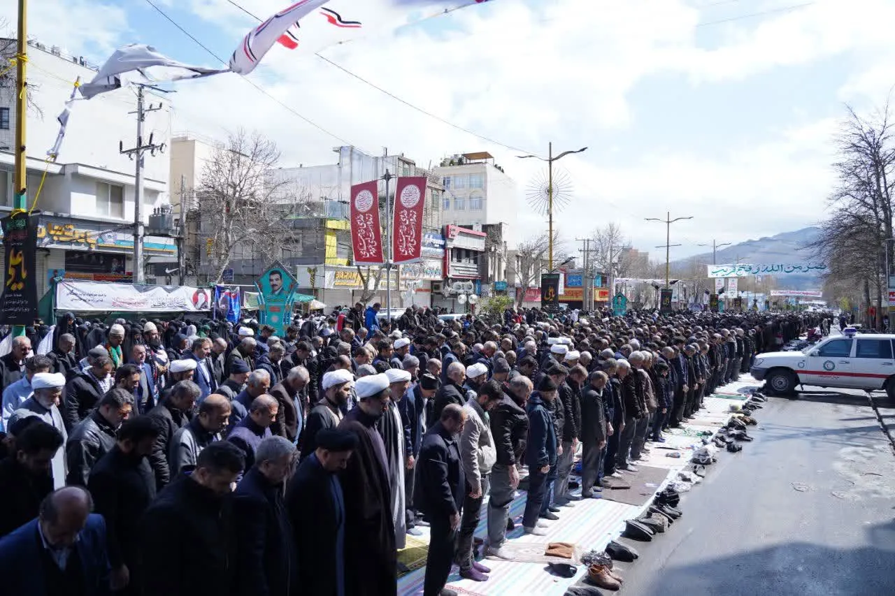 صفوف به هم فشرده نمازگزاران در خیابان انقلاب خرم‌آباد در حال اقامه نماز جمعه روز قدس به امامت نماینده ولی فقیه در لرستان.