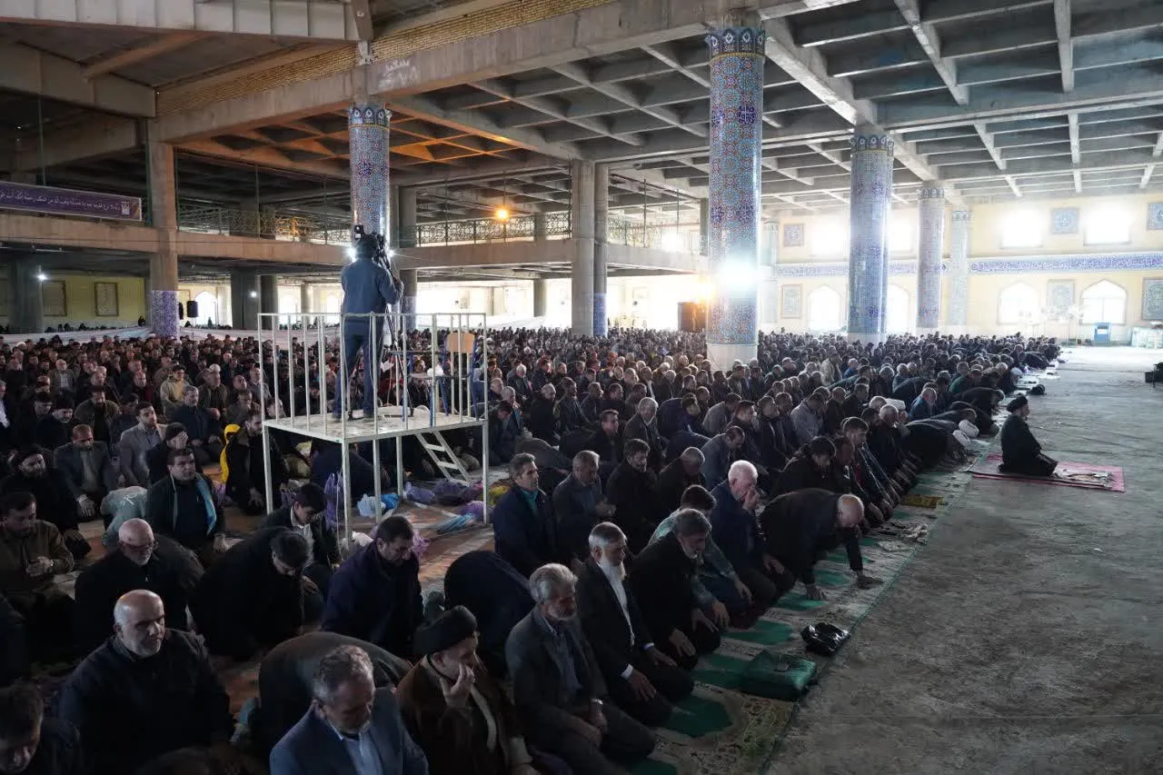 حجتالاسلام والمسلمین شاهرخی در حال ایراد خطبههای عید فطر در مصلی الغدیر خرمآباد