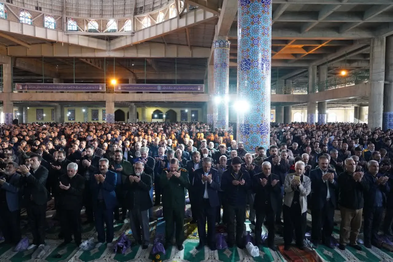 حجتالاسلام والمسلمین شاهرخی در حال ایراد خطبههای عید فطر در مصلی الغدیر خرمآباد