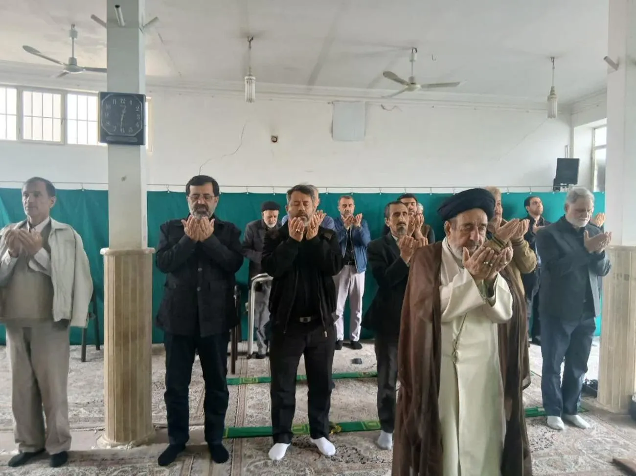 حضور مهندس بهنام‌جو استاندار قم در مسجد دخانچی در مرکز شهر قم