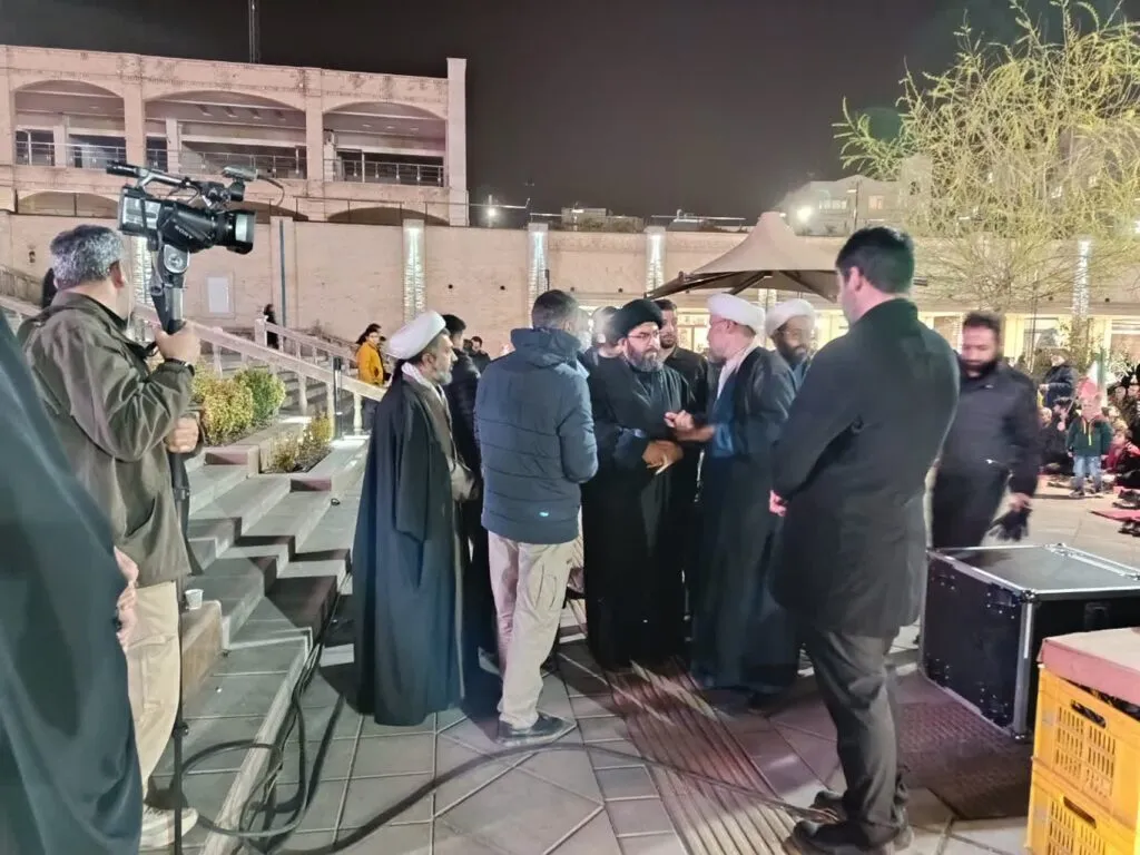 - نماز استغاثه به امام زمان عجل الله تعالی فرجه الشریف در زنجان برگزار شد.