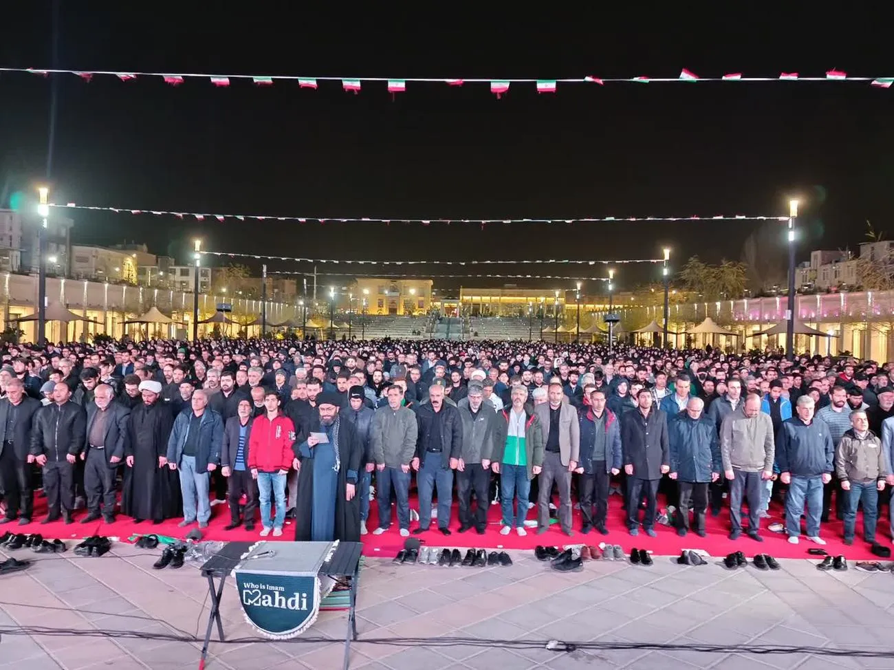 - نماز استغاثه به امام زمان عجل الله تعالی فرجه الشریف در زنجان برگزار شد.