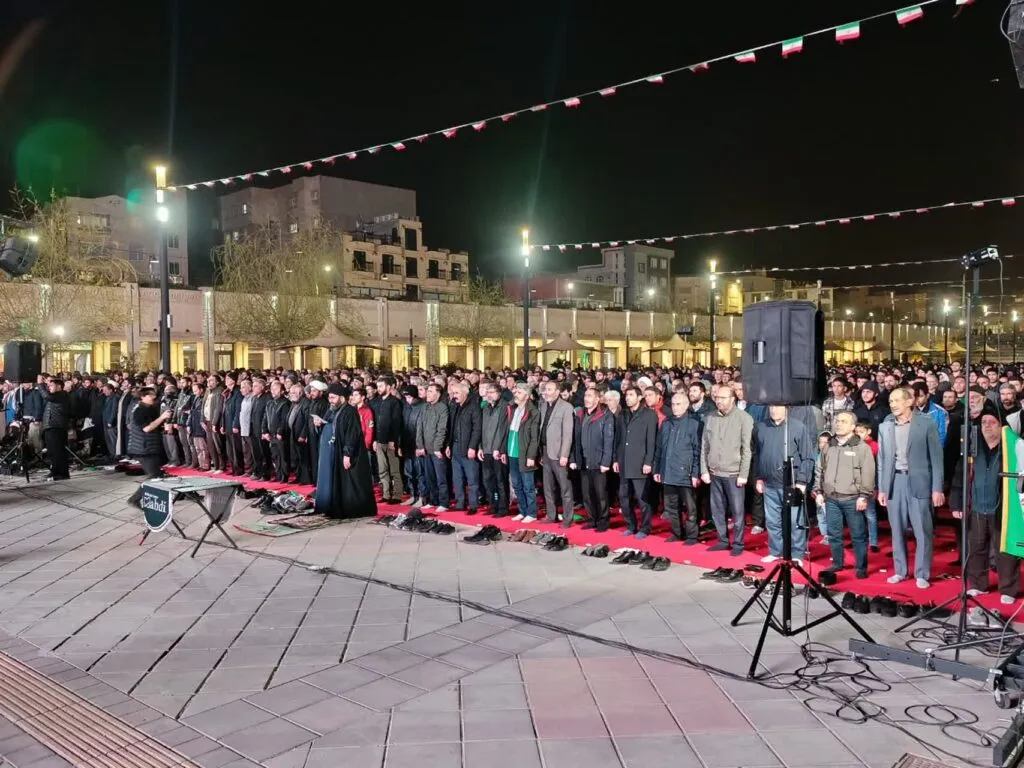 - نماز استغاثه به امام زمان عجل الله تعالی فرجه الشریف در زنجان برگزار شد.