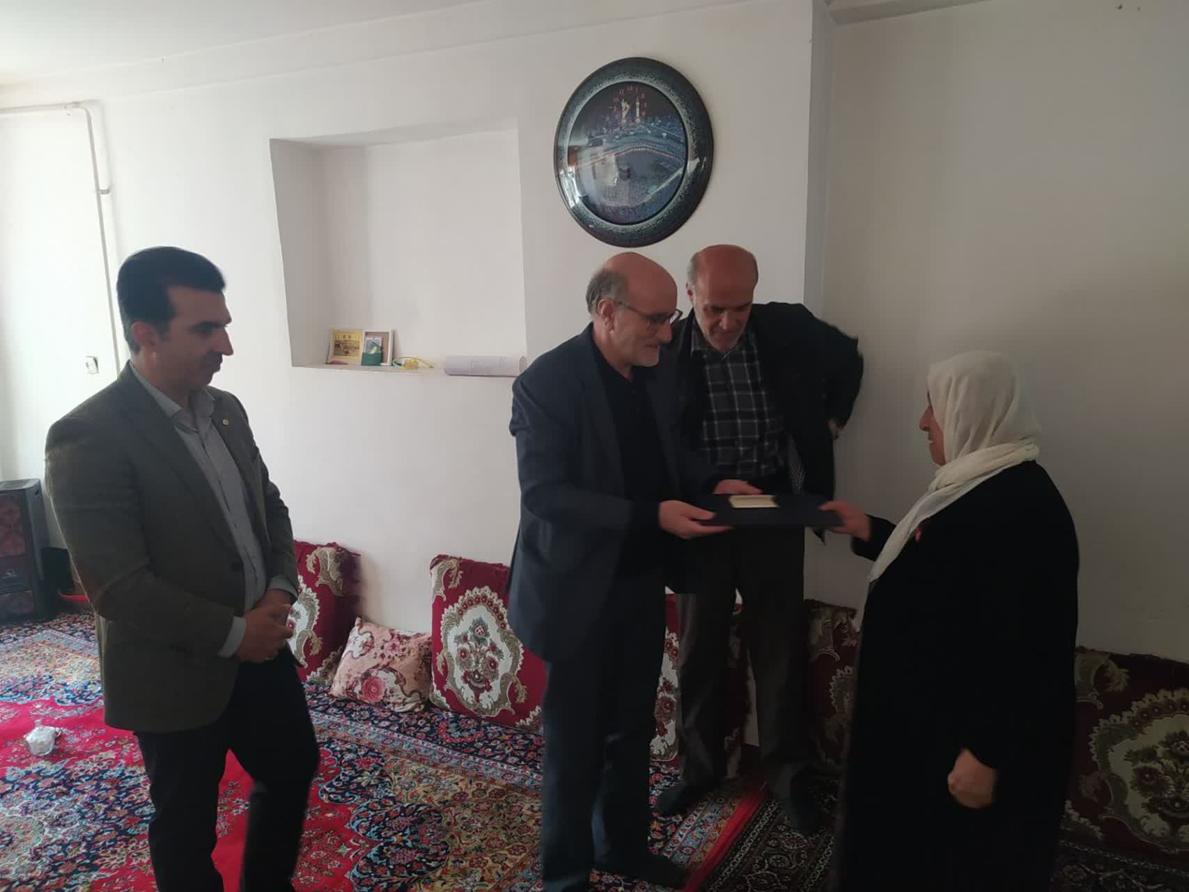 مدیر ستاد اقامه نماز استان کردستان با خانواده شهدا دیدار کرد