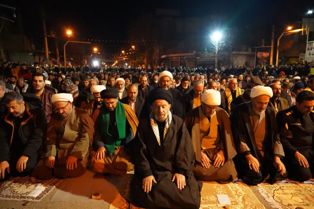 اقامه نماز استغاثه به امام زمان (عج) در خرم‌آباد به امامت حجت الاسلام شاهرخی