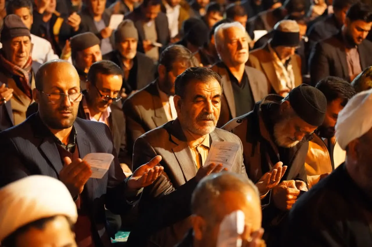 اقامه نماز استغاثه به امام زمان (عج) در خرمآباد به امامت حجت الاسلام شاهرخی