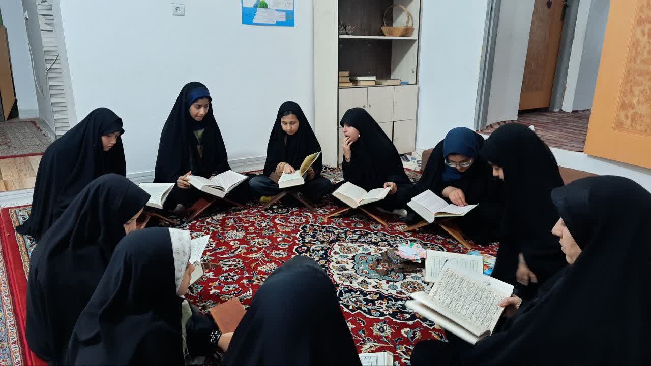 گفتمان نماز شناسی ویژه دانش اموزان دختر موسسه دارالقرآن و عترت شهرستان طبس