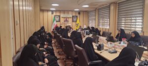 اعضای هیئت اندیشه‌ورز در حال گفتگو درباره راهکارهای ترویج فرهنگ نماز بانوان