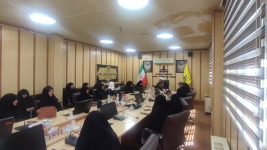اعضای هیئت اندیشه‌ورز در حال گفتگو درباره راهکارهای ترویج فرهنگ نماز بانوان