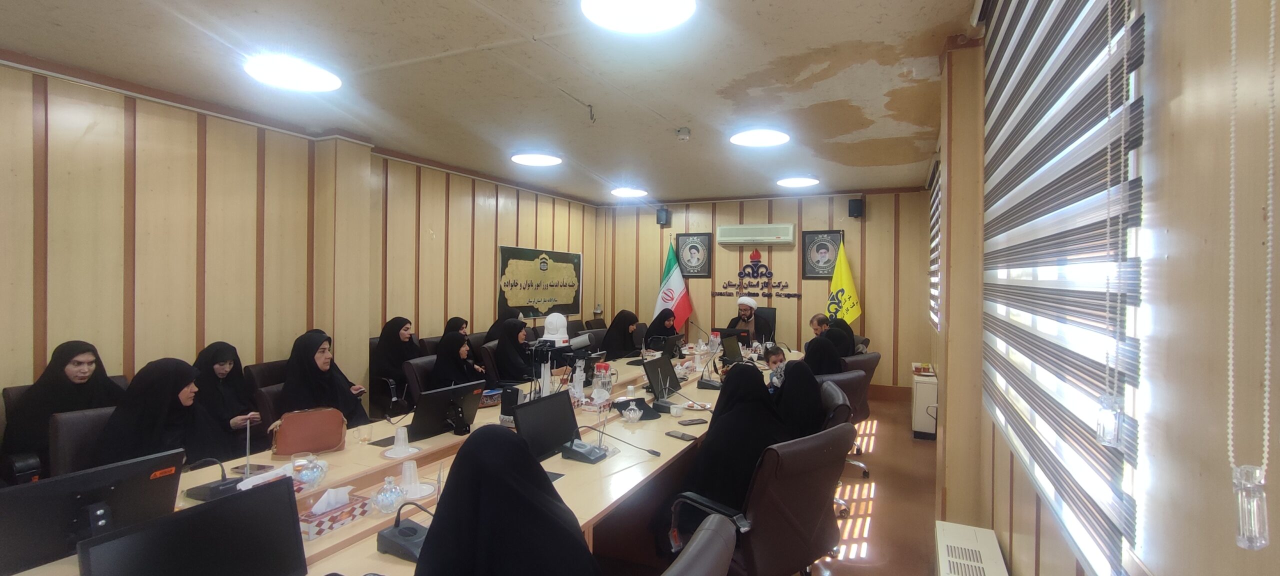 اعضای هیئت اندیشه‌ورز در حال گفتگو درباره راهکارهای ترویج فرهنگ نماز بانوان