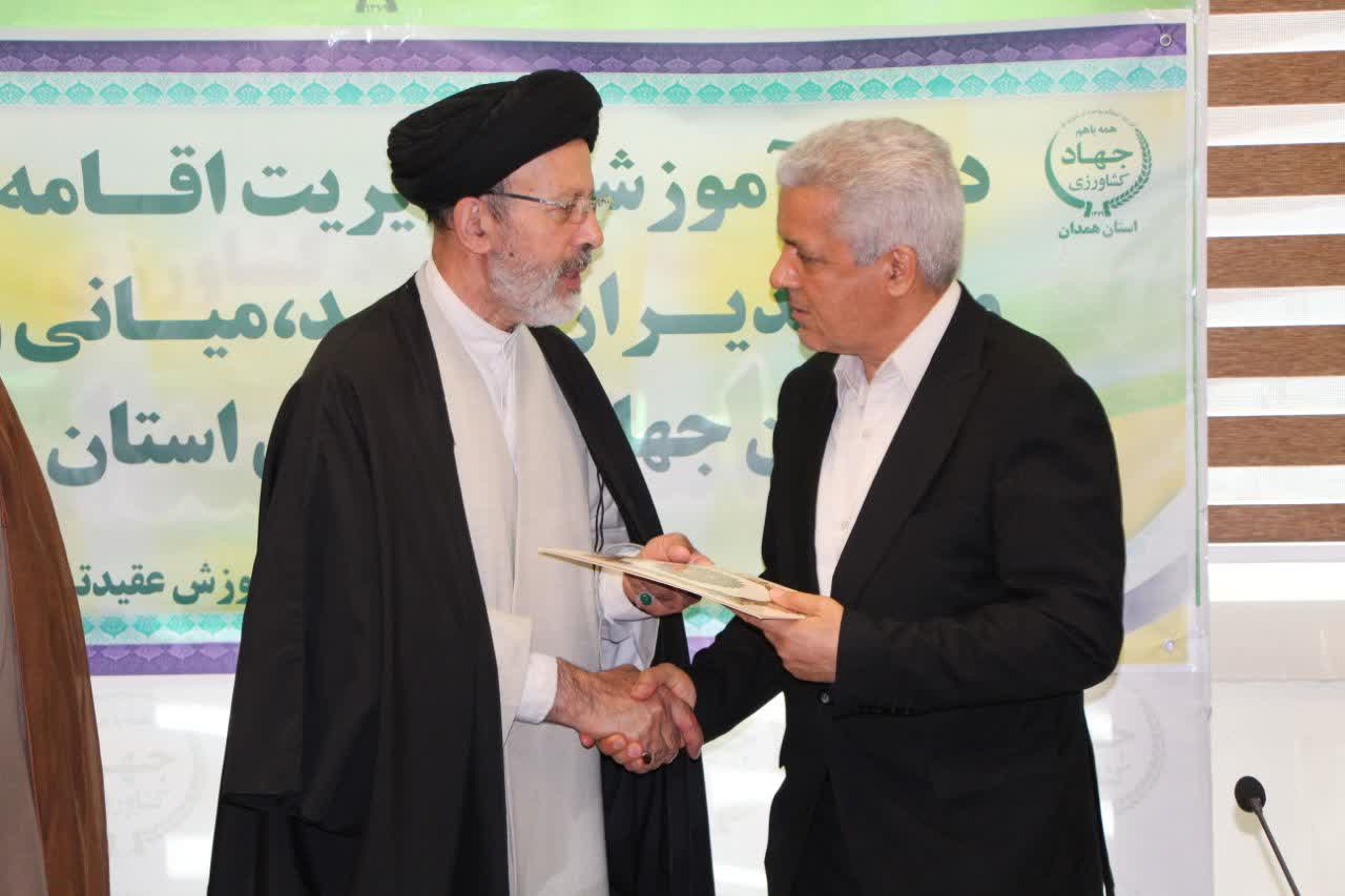 مراسم تقدیر از فعالان عرصه نماز در سازمان جهاد کشاورزی استان همدان