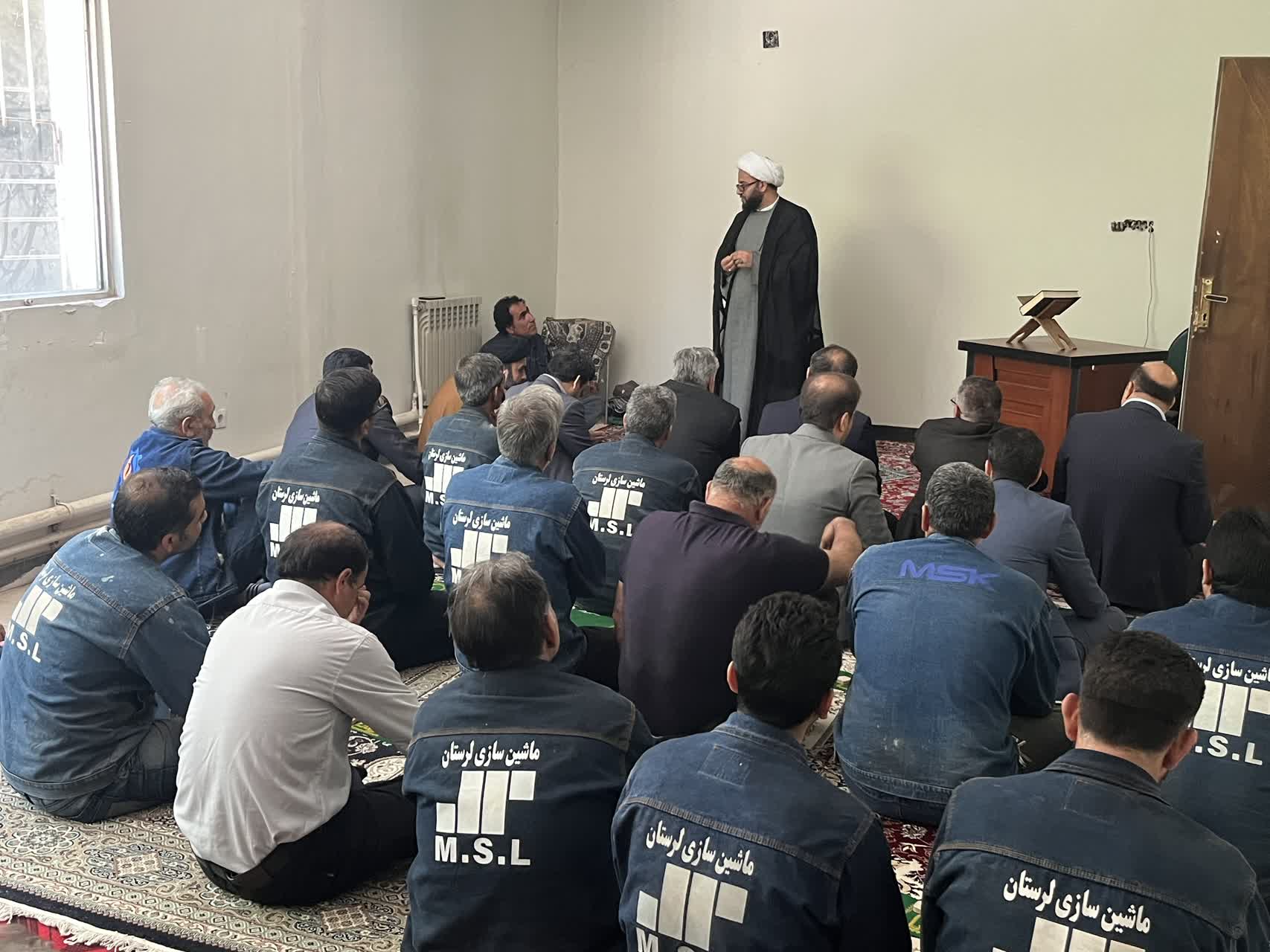 برگزاری کارگاه نماز برای کارگران کارخانه ماشین‌سازی خرم‌آباد