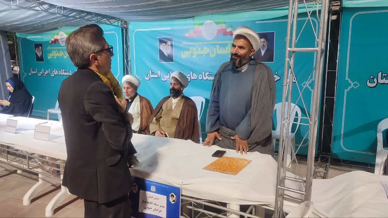 استقرار میز خدمت نماز«قرار شبانه ایران جان» در میدان امام خامنهای قائدامت شهرستان بیرجند برگزار شد