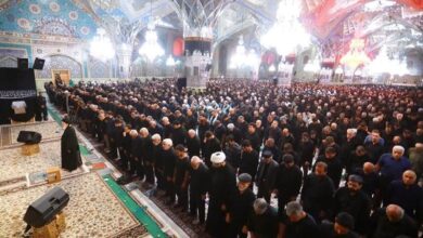 نماز ظهر عاشورا در حرم مطهر رضوی و خیابان های منتهی به آن اقامه شد