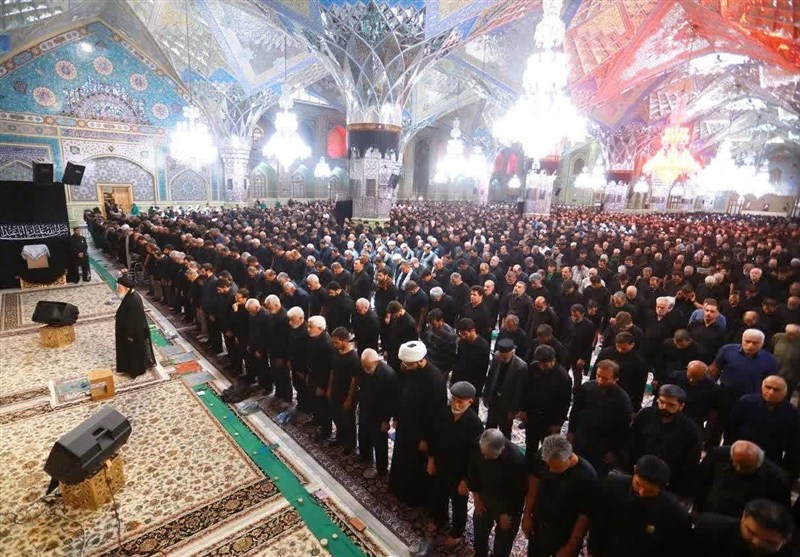 نماز ظهر عاشورا در حرم مطهر رضوی و خیابان های منتهی به آن اقامه شد